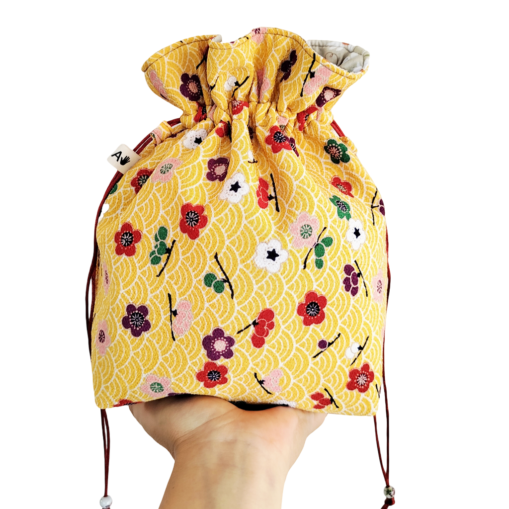 Bombonera crepe amarillo con flores