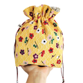 Bombonera crepe amarillo con flores