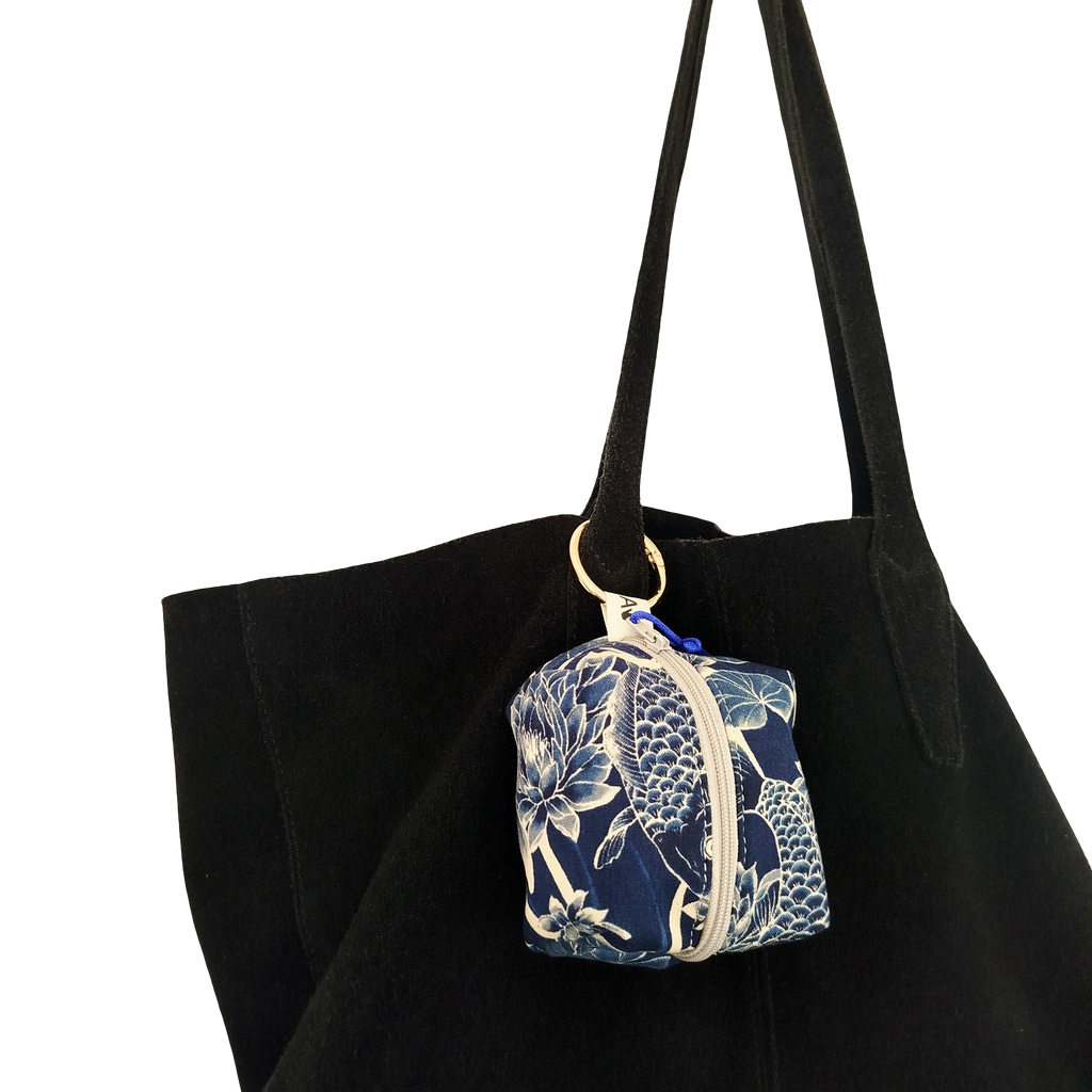 Mini charm azul carpas