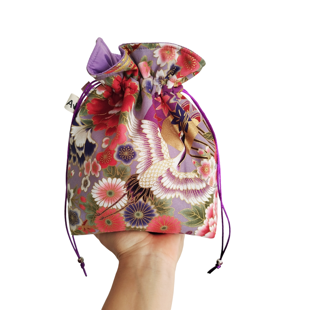 Bombonera lila grullas y flores