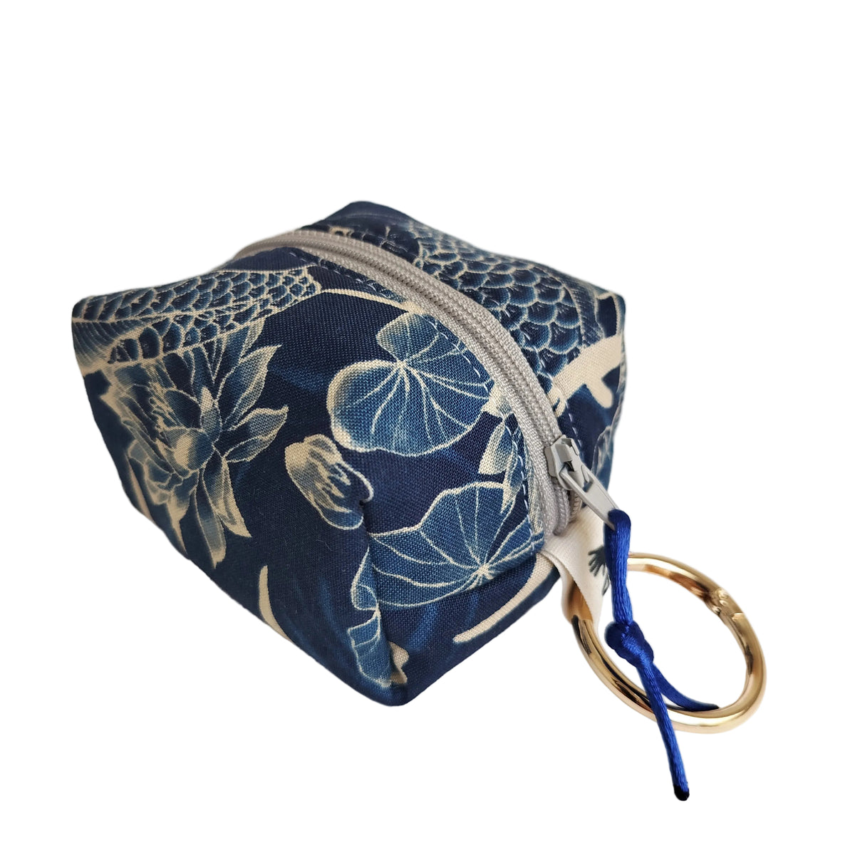Mini charm azul carpas