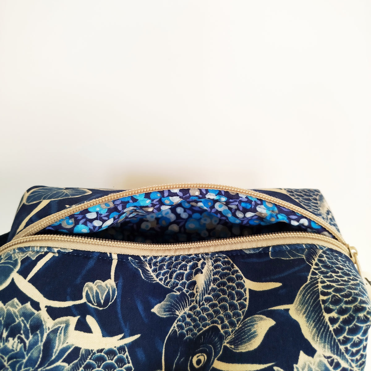 Neceser azul y beige carpas