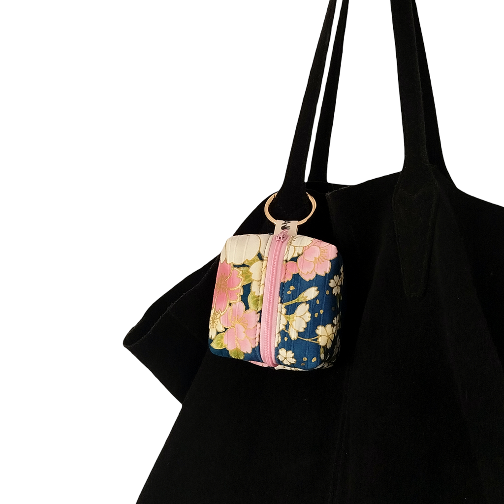 Mini charm satin azul flor rosa